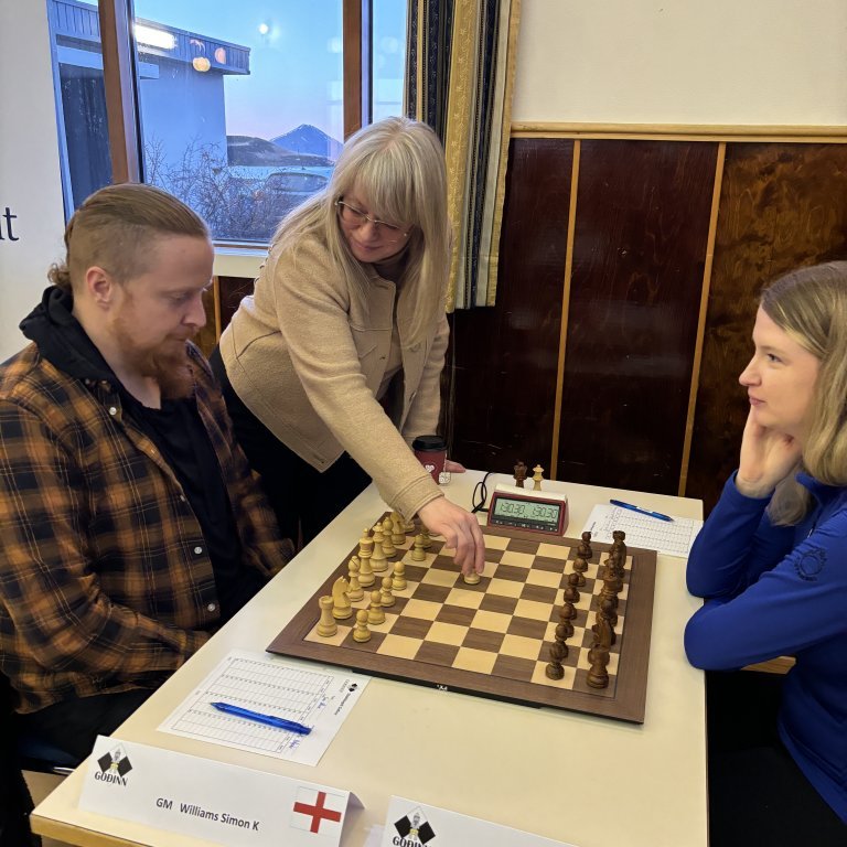 Ragnheiður Jóna Ingimarsdóttir sveitarstjóri lék fyrsta leiknum í skák Simon Williams og Hallgerðar Helgu Þorsteinsdóttur.