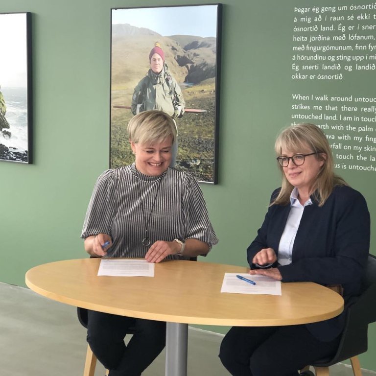 Ingibjörg Halldórsdóttir og Ragnheiður Jóna undirrita samning um aðstöðu í Gíg