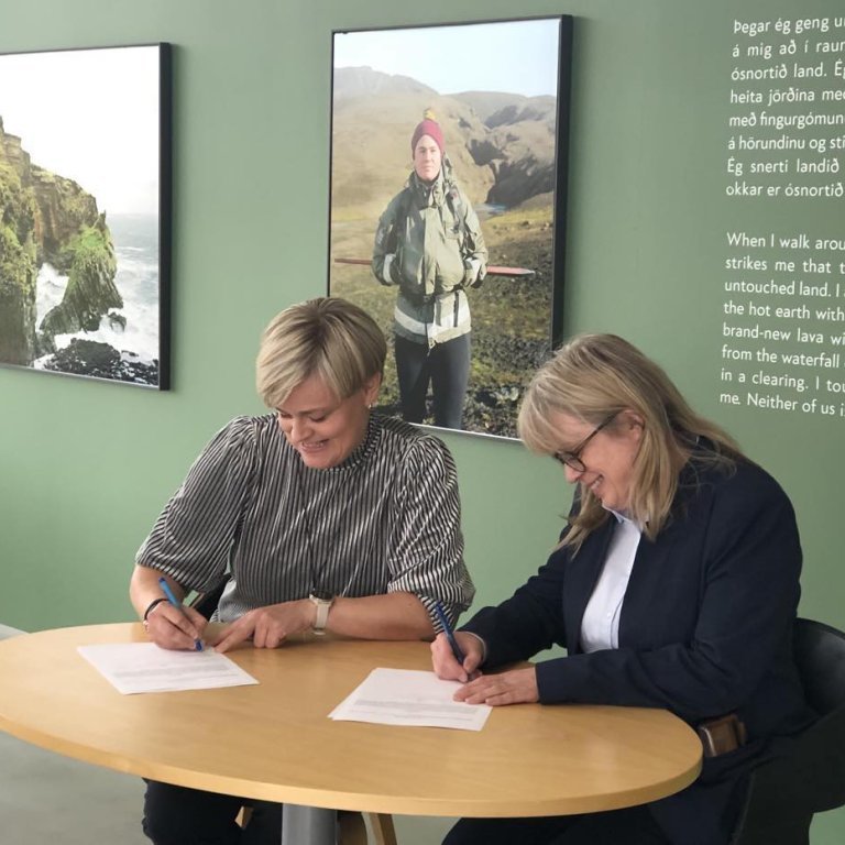Ingibjörg Halldórsdóttir og Ragnheiður Jóna undirrita samning um aðstöðu í Gíg