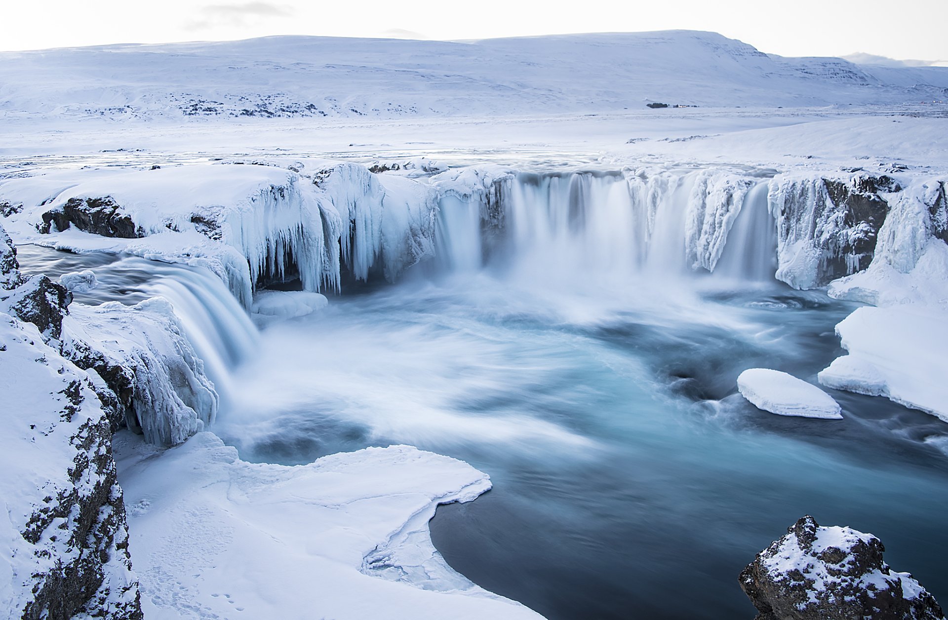 Goðafoss í klakaböndum. Mynd: kip
