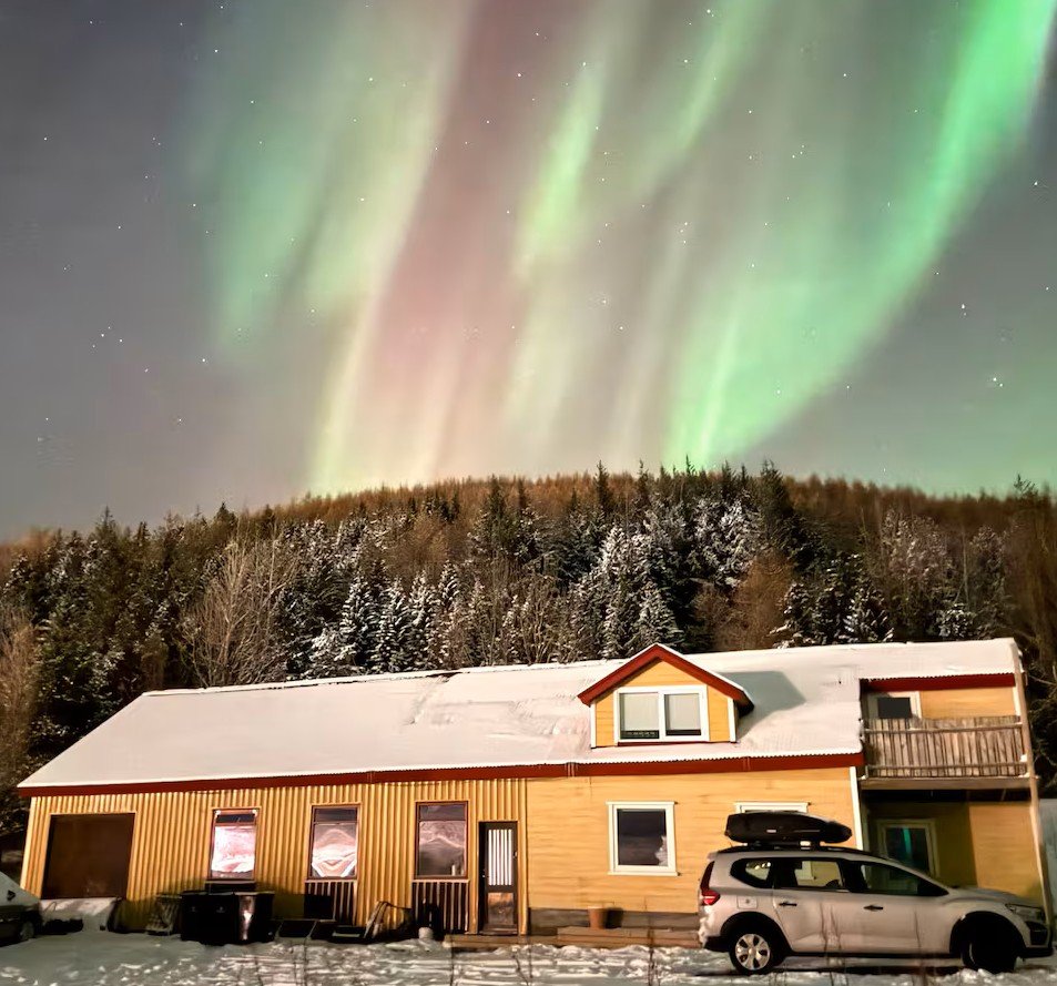 Breiðanes baðað norðurljósum